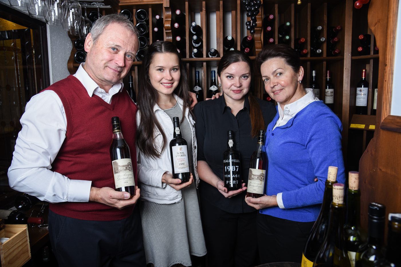 Rodina Kuchařova ve vinotéce Hotelu Diana